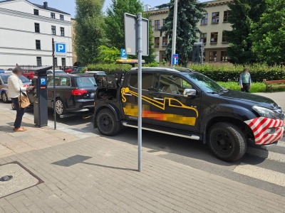 Zaparkował zbyt blisko przejścia dla pieszych. Zdarzyło się to, co nieuniknione (zdjęcia)