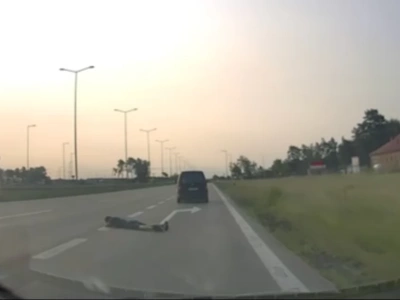 Mężczyzna leżał na autostradzie A4. Zobacz nagranie