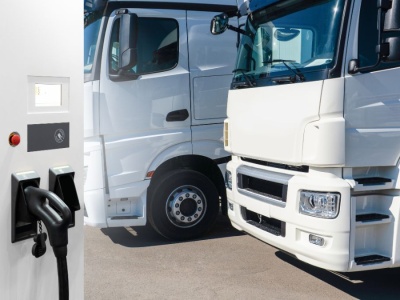Elektryczne ciężarówki ruszają na drogi – przyszłość transportu dalekobieżnego?