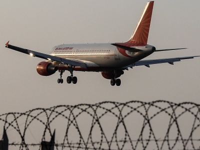 Samolot z 242 osobami na pokładzie rozbił się w Indiach