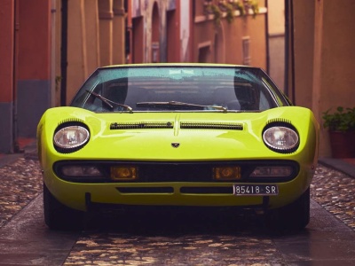 Kobieta zdjęła sukienkę w salonie Lamborghini. Tak powstał Verde Scandal