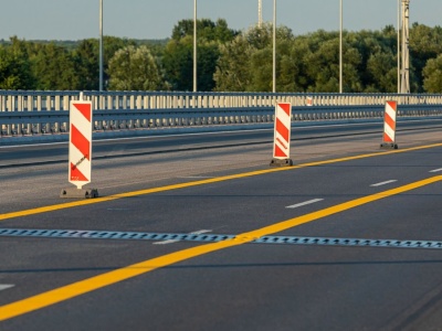 Białe, czy żółte linie na drodze? Kierowcy nie wiedzą i płacą 250 zł kary