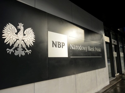 Prokurator i policjanci weszli do siedziby NBP. W tle dokumenty dotyczące RPP