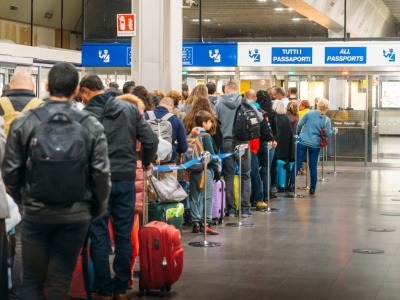 Decyduje się na to coraz więcej osób. Nie wiedzą, że mogą mieć potem problemy na lotnisku