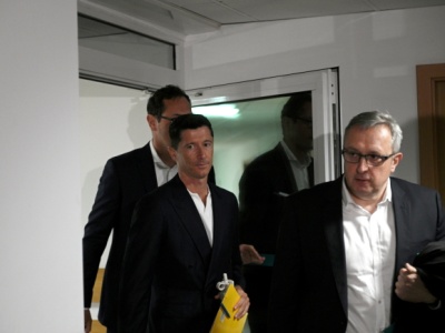 Robert Lewandowski w asyście policji. Nie odpowiadał na pytania dziennikarzy