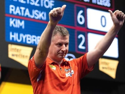 Dart: Nerwowa i wymęczona wygrana Biało-Czerwonych na start World Cup of Darts!