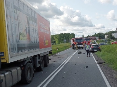 Wypadek na DK53 pod Olsztynem – osobówka zderzyła się z ciężarówką Biedronki