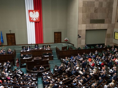 Polacy stracili zaufanie do jednego z koalicjantów. Zaskakujący wynik sondażu
