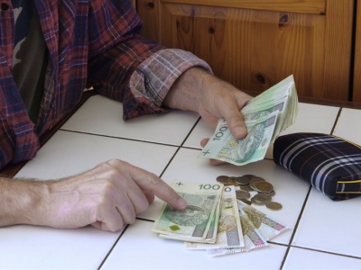 Masz mniej niż 2552,39 zł emerytury? Możesz dostać 500 plus dla seniora