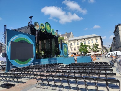 Scena już gotowa na Rynku Głównym. Start wydarzenia wieczorem [ZDJĘCIA]