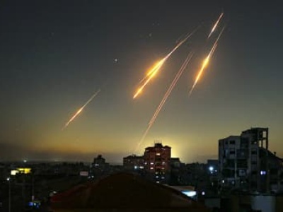 Po ataku na Iran: rośnie liczba ofiar, rozmowy z USA na włosku, Tusk mówi o wojnie światowej