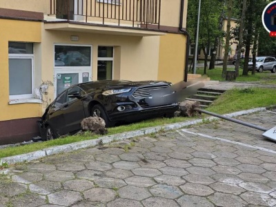 Auto przygniotło lekarzy przed szpitalem. Lecznica dwa dni wcześniej zamknęła OIOM