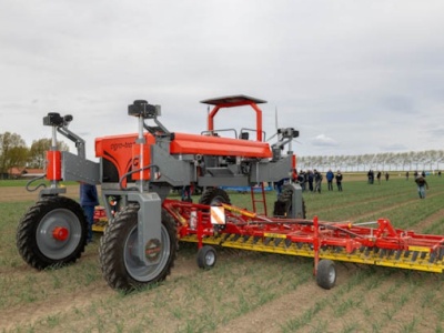 Ile kosztuje Agra-Trac - traktor, który skręca bokiem i zmienia szerokość w locie