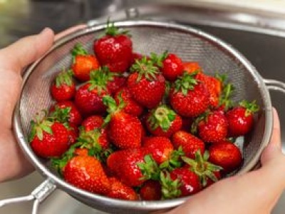 Wiele osób płucze truskawki na sitku. Nie mają świadomości, jak ogromny to błąd