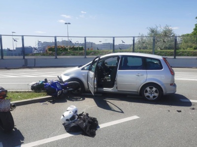 Wypadek w rejonie galerii handlowej. Jedna osoba w szpitalu