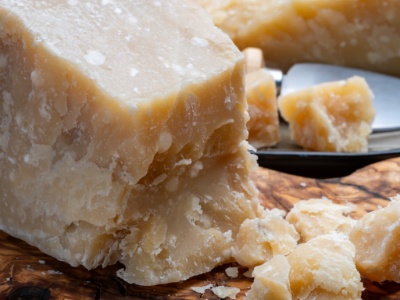 Parmezan wart fortunę. Po 27 latach otwarto najstarszy krąg tego typu sera