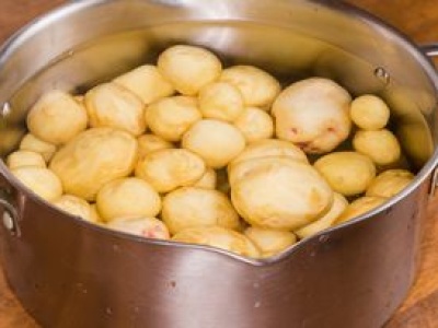 Jak szybko obrać młode ziemniaki? Do tego nie potrzebujesz nawet noża