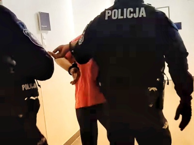 Rzucił się na szyję policjanta
