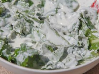 Nasi dziadkowie zajadali się tą sałatką cały sezon. Do młodych ziemniaczków pasuje idealnie