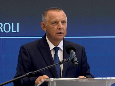 NIK w delegacji do Chin. Media: Marian Banaś zabrał ze sobą żonę
