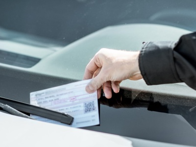 Auto stoi, a kierowca dostaje mandat. Takich sytuacji jest przynajmniej kilka