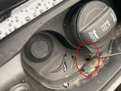 Wielu kierowców nie wie, do czego służy otwór przy wlewie. Mechanik wyjaśnia
