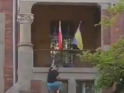 Zrywają ukraińskie flagi w Krakowie. Domagają się usunięcia „obcych symboli z budynków publicznych”