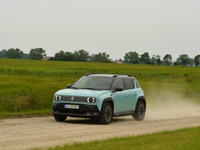 Renault 4 E-Tech rzuca rękawice gigantowi. Jeździliśmy drugim z trójki mieszczuchów neoretro
