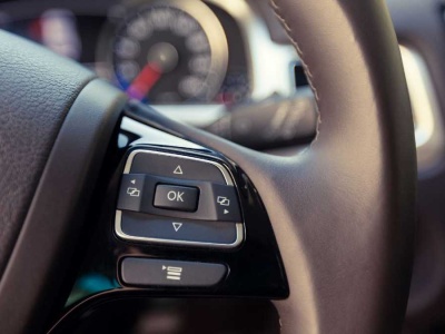 DMS w samochodach – jak technologia monitorowania kierowcy zmienia rynek bezpieczeństwa i motoryzacyjnych regulacji w UE?