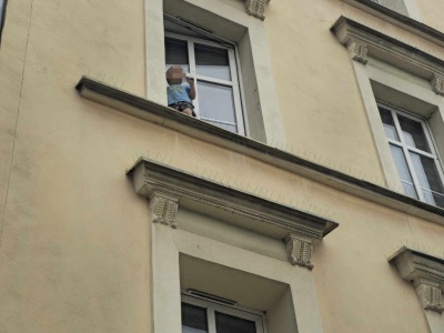 Dziecko na parapecie. Będzie zarzut dla matki [VIDEO]