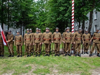 Pododdział z Westerplatte na święcie 16 pułku [ Społeczeństwo ]