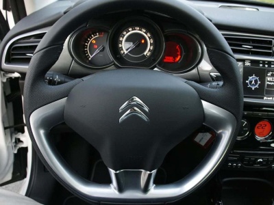 Francja wstrząśnięta śmiercią kobiety po wybuchu poduszki powietrznej. Minister żąda wycofania samochodów Citroën i DS z dróg
