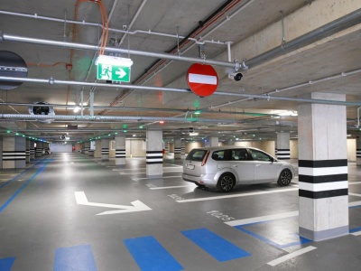 W Warszawie jest nowy parking na 420 miejsc, ale kierowcy na nim nie parkują. Dlaczego?
