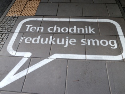 Czy chodnik może być antysmogowy? „Nie ma ani jednego badania”
