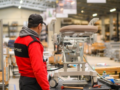Panasonic automatyzuje produkcję mebli medycznych Haelvoet dzięki systemowi spawalniczemu TAWERS G4