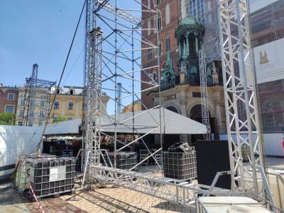 Przed bazyliką Mariacką budują scenę. Wydarzenie już dziś, 18 czerwca [ZDJĘCIA]