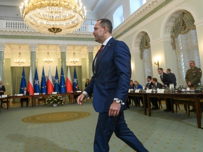 Tak Tusk przywitał się z Nawrockim. Uchwyciły to kamery. A Żukowska? Sami zobaczcie!