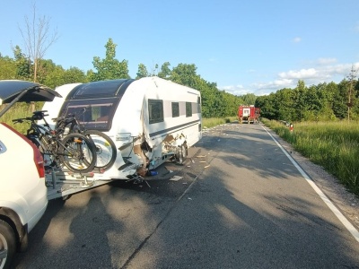 Staranowana przyczepa kempingowa na DK16. W volvo były dzieci
