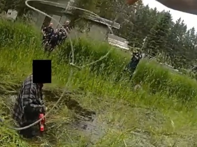 Szaleniec z piłą łańcuchową gonił ojca. Niebywała reakcja policjantów. Wszystko się nagrało