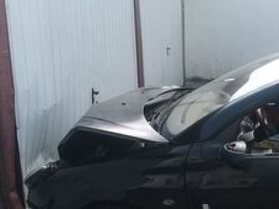 Wjechała w znak, auto i uderzyła w garaż. Była po alkoholu, a bez uprawnień