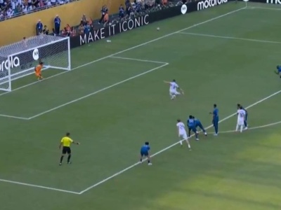 92. minuta, Real remisuje z Al-Hilal. Do karnego podchodzi Valverde