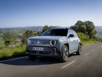 Renault 4 E-Tech Electric i europejskie boiska! Kultowy model promowany na koszulkach AS Monaco
