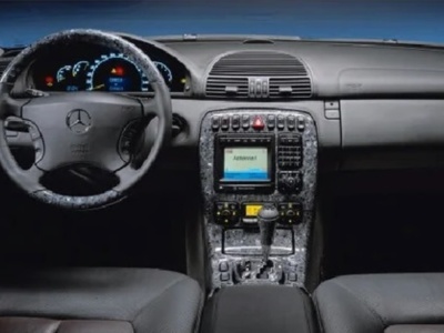 Mercedes kładł skały na deskę rozdzielczą. Teraz możesz kupić je w Polsce