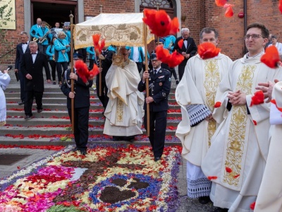 Boże Ciało w Kościerzynie. Układający kwietne dywany musieli walczyć z wiatrem