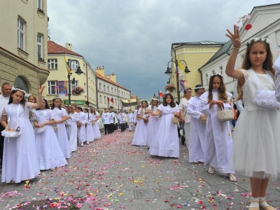 Procesja Bożego Ciała przeszła ulicami Rzeszowa. Tłumy wiernych i poruszające słowa biskupa