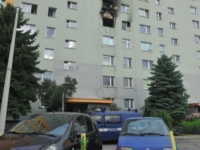 Pożar bloku w Rzeszowie wywołał burzę w Sieci. Kto jest winny problemów z dojazdem straży pożarnej?