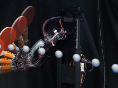 Niesamowity robot MIT uczy się grać jak człowiek – i myśli szybciej niż ty mrugniesz