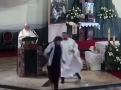 Skandaliczny incydent podczas Bożego Ciała. Doszło do szarpaniny z księdzem [WIDEO]