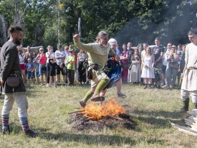 Żywy ogień i oczyszczenie podczas celebracji Nocy Kupały [WIDEO, ZDJĘCIA]