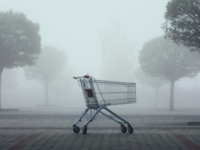 Polski konsument wydaje ostrożnie. Sprzedaż idzie jak po grudzie